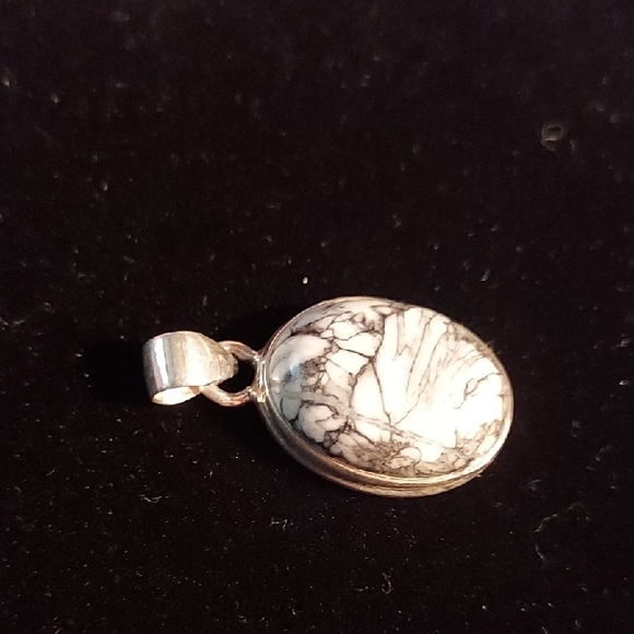 Sterling Silver White Buffalo turquoise pendant. Comes with a brand new gift box - Picture 4 of 7